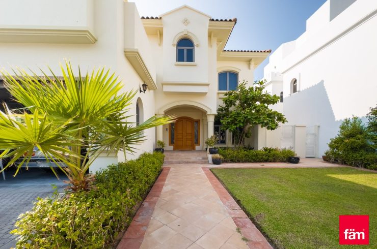 Villa in Palm Jumeirah, Dubai, UAE 5 bedrooms, 680.8m2
