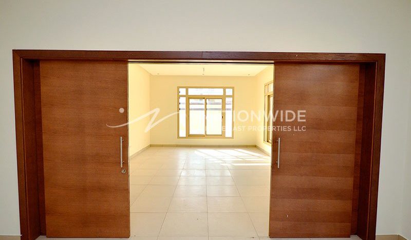 Buy Villa in Al Raha Golf Gardens, Abu Dhabi, UAE 5 bedrooms, 5393 sq. ft. | Foto 1