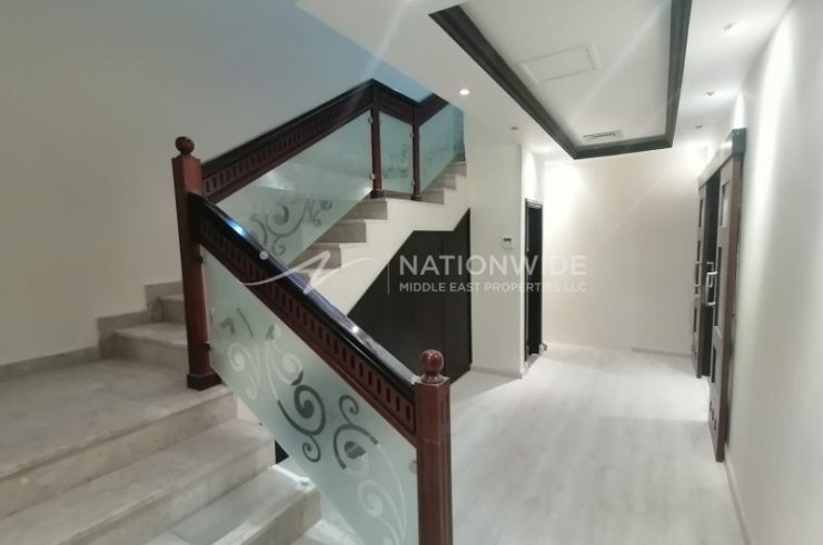 Villa in Al Mushrif, Abu Dhabi, UAE 5 bedrooms, 221.1m2