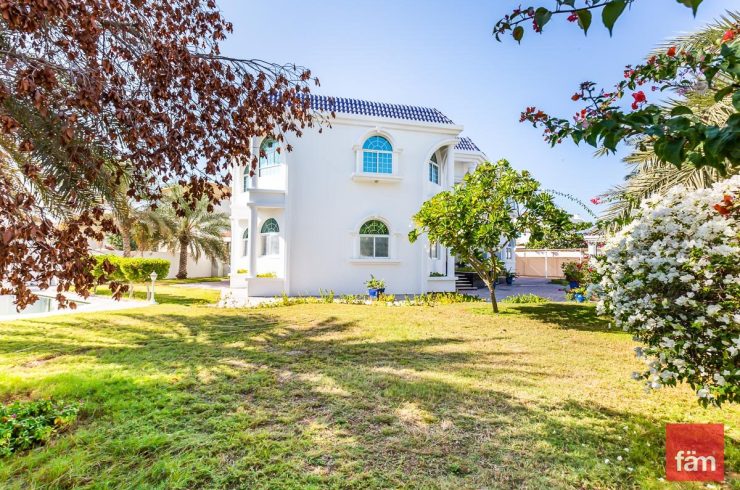 Villa in Dubai, UAE 6 bedrooms, 1393.5m2