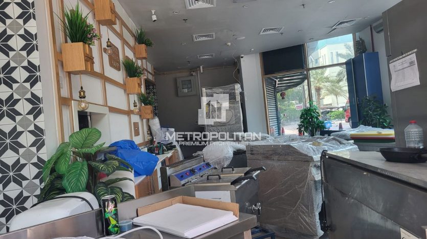 Office on Sheikh Zayed Road, Dubai, 162.6 m2 / per year