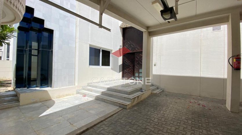 Villa on Al Mushrif, Abu-Dhabi, 5 bedrooms, 520 m2 / per year