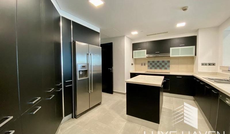 Квартира в Пальма Джумейра, Дубай, 3 спальни, 442.87 м2 / в год