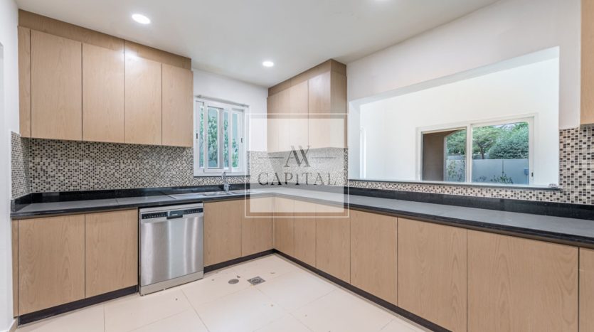 Вилла в Dubai Land, 5 спален, 517.6 м2 / в год