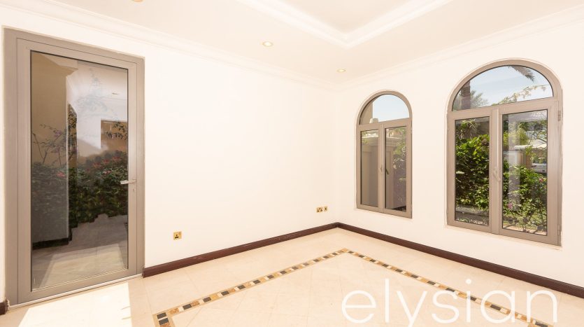 Villa on Palm Jumeirah, Dubai, 4 bedrooms, 622 m2 / per year