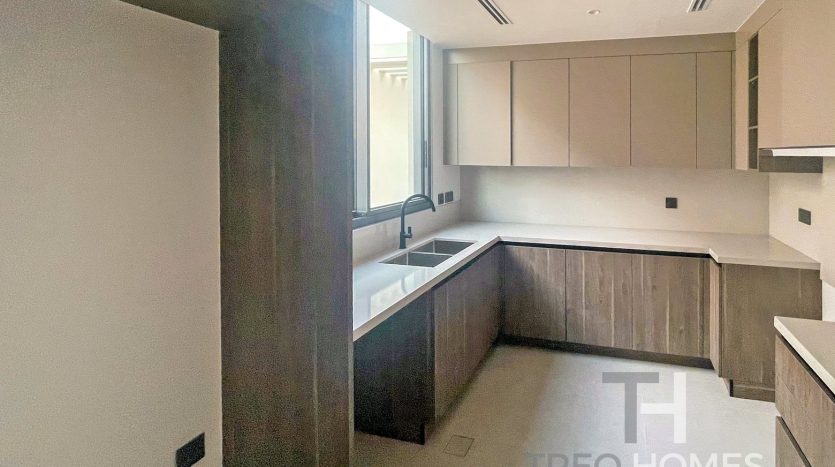 Villa on Tilal Al Ghaf, Dubai, 4 bedrooms, 429 m2 / per year