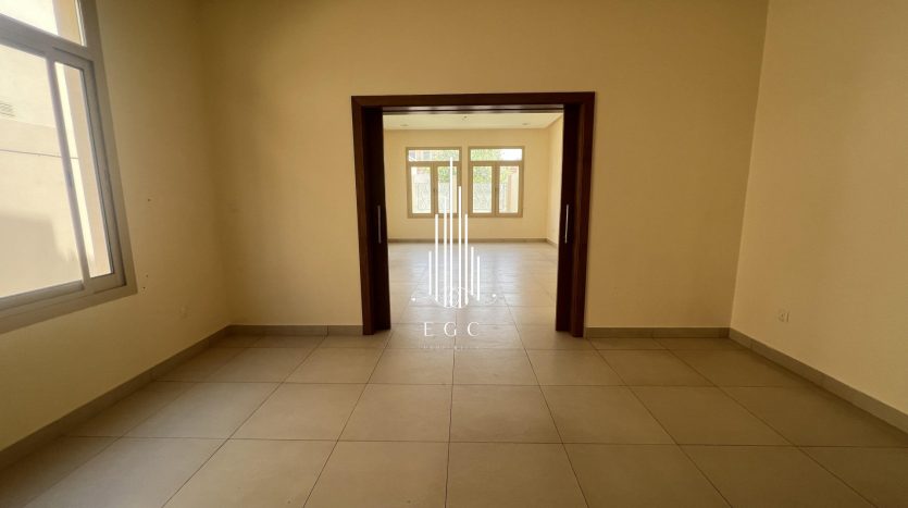 Villa on Khalifa City, Abu-Dhabi, 5 bedrooms, 520 m2 / per year