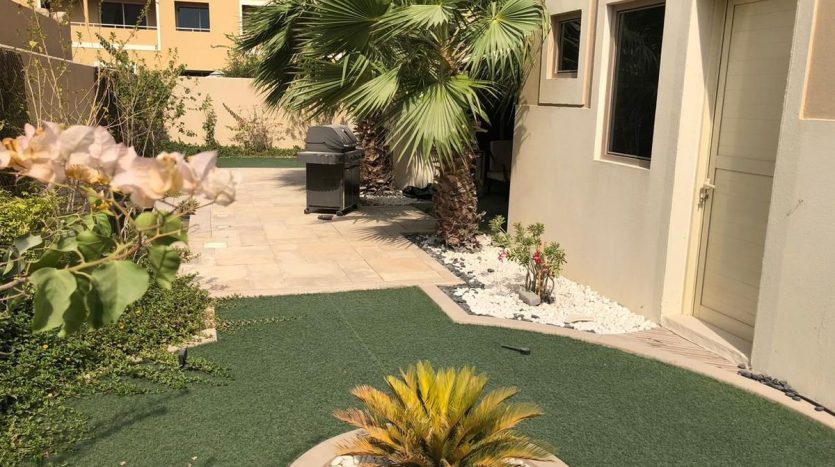Commercial property on Al Raha Gardens, Abu-Dhabi, 4 bedrooms, 300 m2 / per year