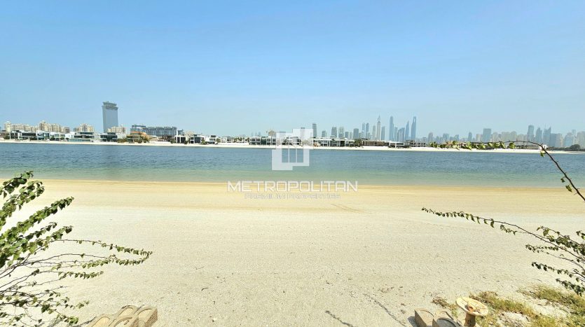 Villa on Palm Jumeirah, Dubai, 6 bedrooms, 1245 m2 / per year