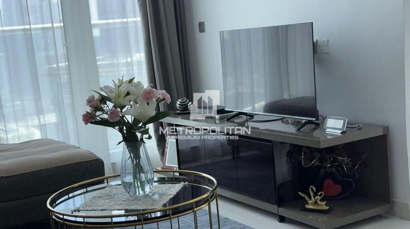 Apartment on Business Bay, Dubai, 1 bedroom, 90 m2 / per year
