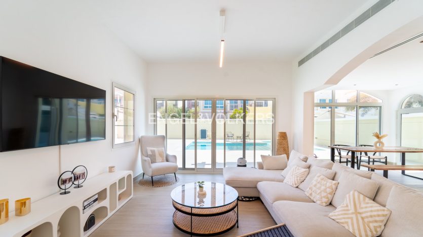 Villa on Jumeirah Village Triangle, Dubai, 4 bedrooms, 280.8 m2  | Foto 1