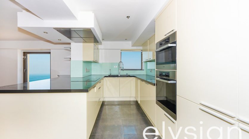 Apartment on Jumeirah Beach Residence, Dubai, 2 bedrooms, 202 m2 / per year