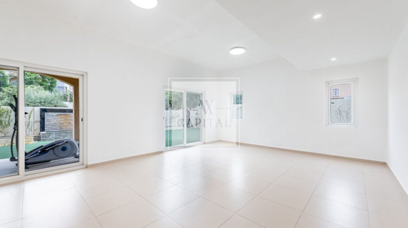 Вилла в Dubai Land, 5 спален, 517.6 м2 / в год