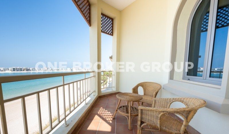 Villa on Palm Jumeirah, Dubai, 4 bedrooms, 657 m2 / per year