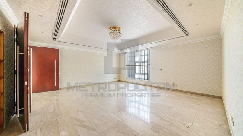 Villa on Umm Suqeim, Dubai, 7 bedrooms, 1520 m2 / per year