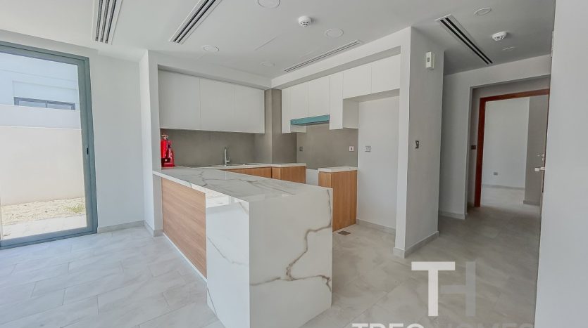 Таунхаус в Dubai Land, 4 спальни, 256 м2 / в год