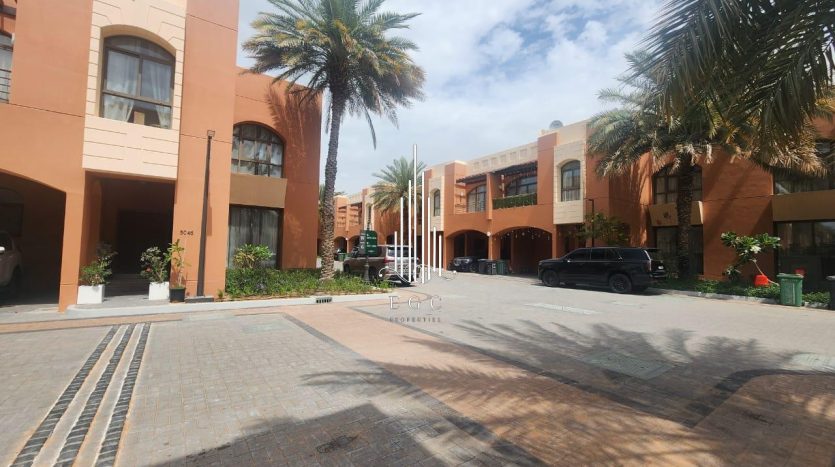 Villa on Abu Dhabi Gate City, Abu-Dhabi, 4 bedrooms, 513 m2  | Foto 1