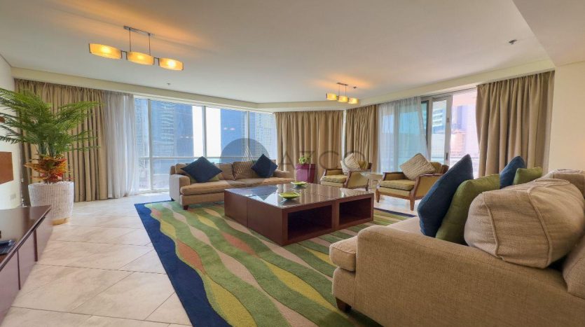 Apartment on Jumeirah Beach Residence, Dubai, 3 bedrooms, 240 m2 / per year