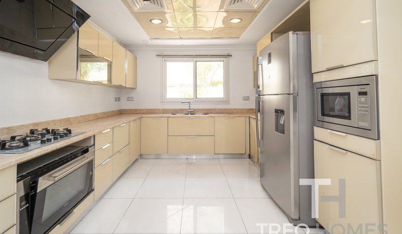 Villa on Meadows, Dubai, 4 bedrooms, 626 m2 / per year