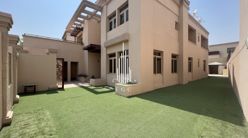Villa on Khalifa City, Abu-Dhabi, 5 bedrooms, 520 m2 / per year