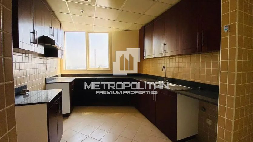 Apartment on Jumeirah Lake Towers, Dubai, 2 bedrooms, 121 m2 / per year