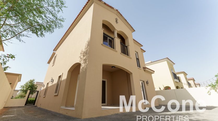 Вилла в Dubai Land, 4 спальни, 400.04 м2 / в год