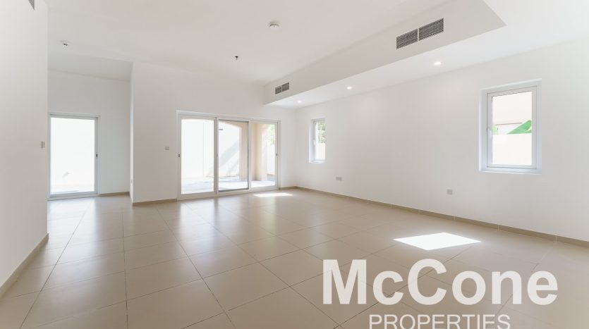 Вилла в Dubai Land, 4 спальни, 400.04 м2 / в год