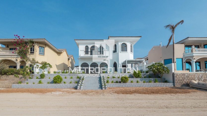 Villa on Palm Jumeirah, Dubai, 5 bedrooms, 658 m2 / per year