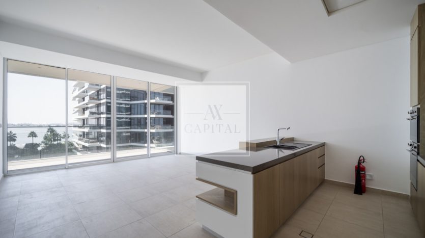 Apartment on Palm Jumeirah, Dubai, 2 bedrooms, 124 m2 / per year