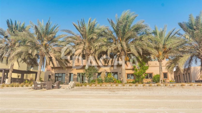 Villa on Palm Jumeirah, Dubai, 6 bedrooms, 836.1 m2 / per year