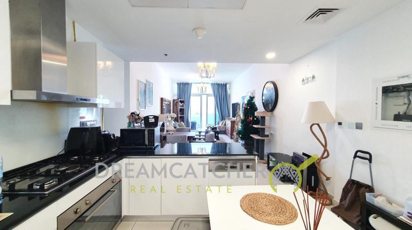 Apartment on Palm Jumeirah, Dubai, 2 bedrooms, 137.03 m2 / per year