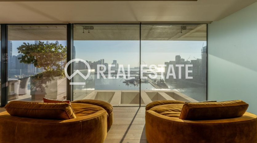 Apartment on Palm Jumeirah, Dubai, 4 bedrooms, 609 m2 / per year