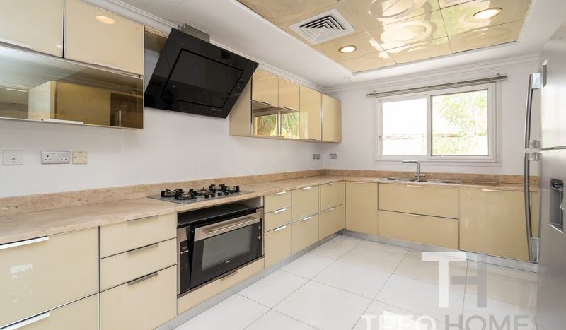 Villa on Meadows, Dubai, 4 bedrooms, 626 m2 / per year