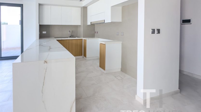 Вилла в Dubai Land, 4 спальни, 216 м2 / в год