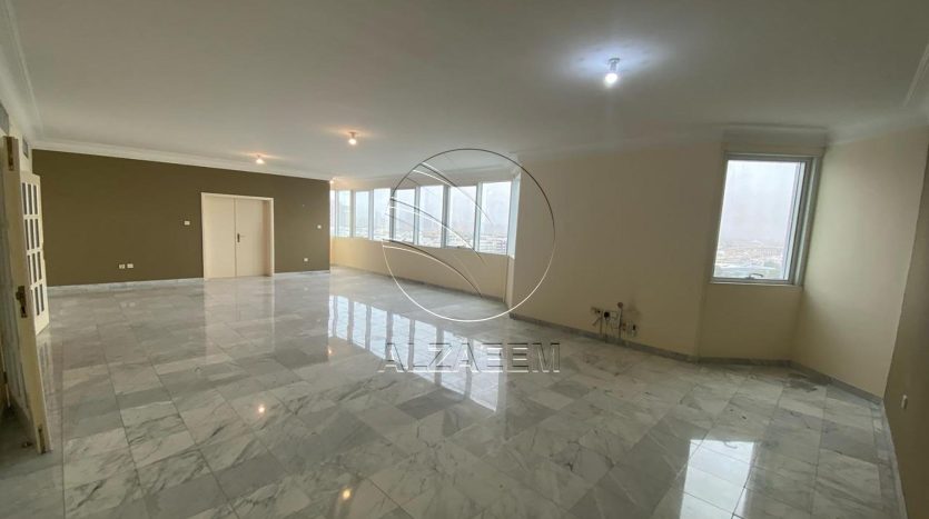 Apartment on Al Khalidiya, Abu-Dhabi, 4 bedrooms, 297 m2 / per year