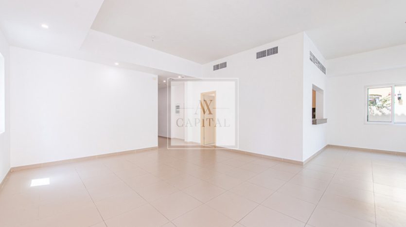 Villa on Dubai Land, Dubai, 4 bedrooms, 400 m2 / per year