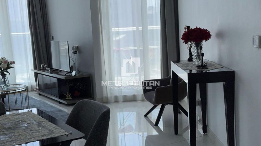 Apartment on Business Bay, Dubai, 1 bedroom, 90 m2 / per year