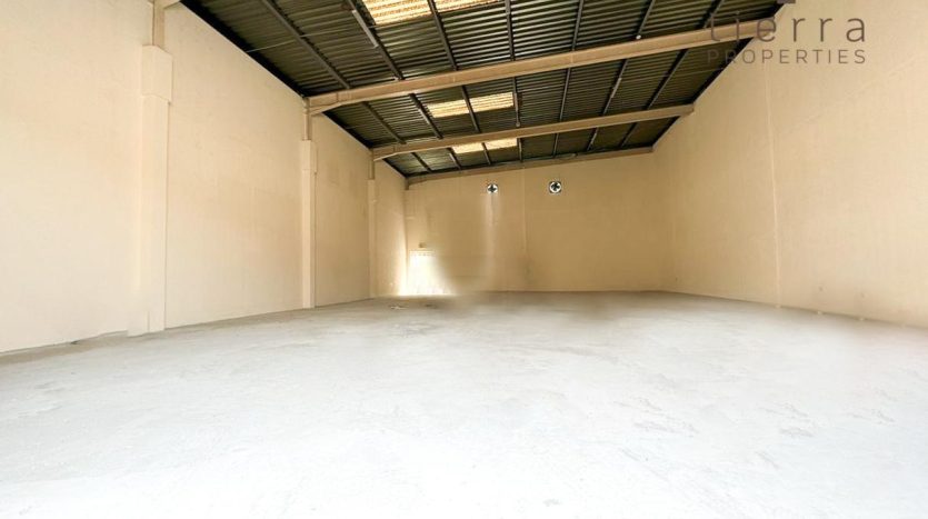 Warehouse on Al Quoz, Dubai, 232.3 m2 / per year