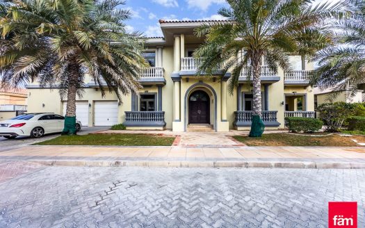 Villa on Palm Jumeirah, Dubai, 6 bedrooms, 1245.3 m2 / per year