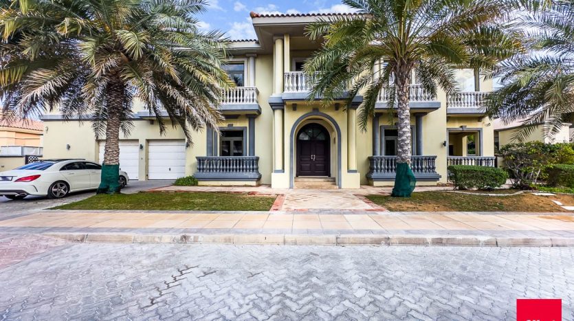 Villa on Palm Jumeirah, Dubai, 6 bedrooms, 1245.3 m2 / per year