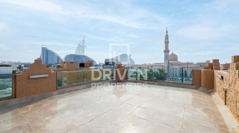 Villa on Umm Suqeim, Dubai, 7 bedrooms, 892 m2 / per year