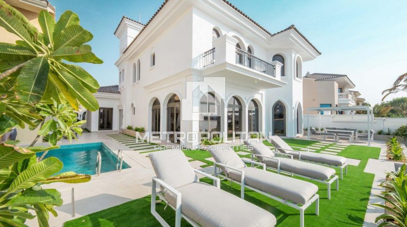 Villa on Palm Jumeirah, Dubai, 5 bedrooms, 658 m2 / per year
