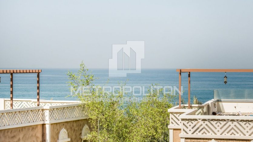 Apartment on Palm Jumeirah, Dubai, 2 bedrooms, 194 m2 / per year