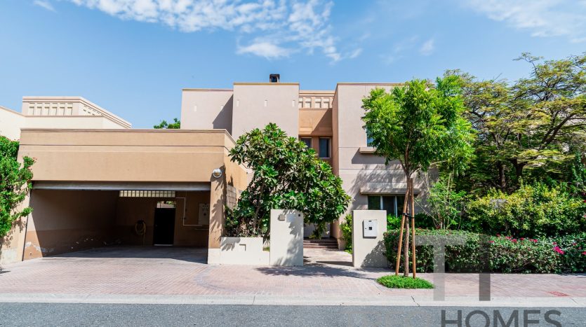 Villa on Meadows, Dubai, 5 bedrooms, 353 m2 / per year