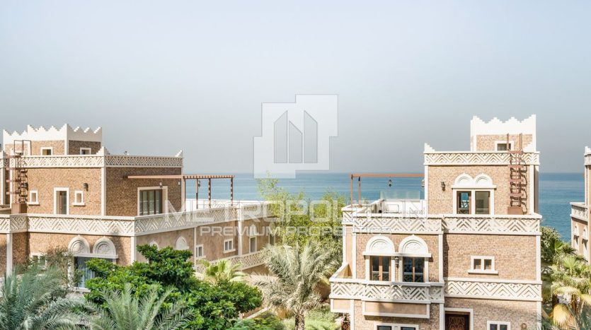 Apartment on Palm Jumeirah, Dubai, 2 bedrooms, 194 m2 / per year