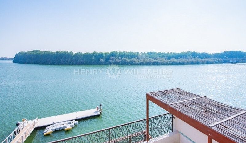 Вилла в Al Gurm West, Абу-Даби, 5 спален, 1579.3 м2 / в год