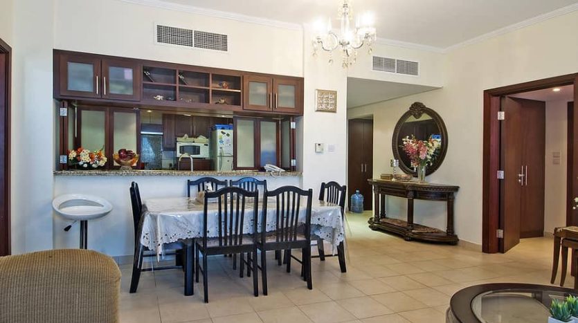 Apartment on The Views, Dubai, 2 bedrooms, 109 m2 / per year
