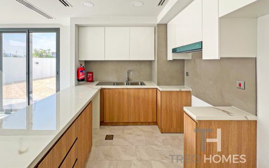 Townhouse on Dubai Land, Dubai, 4 bedrooms, 256 m2 / per year
