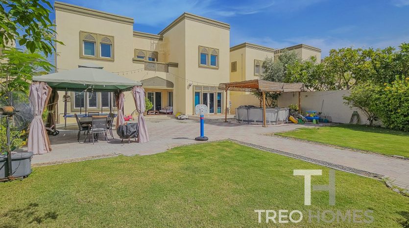 Вилла в Jumeirah Park, Дубай, 3 спальни, 680 м2 / в год