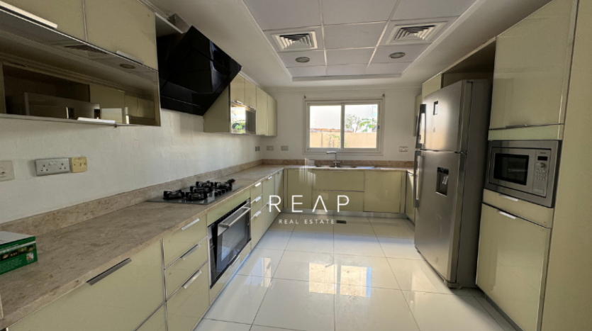 Villa on Meadows, Dubai, 4 bedrooms, 626.1 m2 / per year